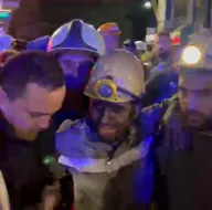 Yaşlı gözlerle arkadaşlarını beklediler