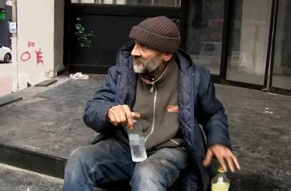 turkiyede-onu-tanimayan-yok-kenan-komutan-bursada-icler-acisi-haliyle-goruntulendi-1608499022996.jpg Türkiye'de onu tanımayan yok! Kenan komutan Bursa'da içler acısı haliyle görüntülendi - 3