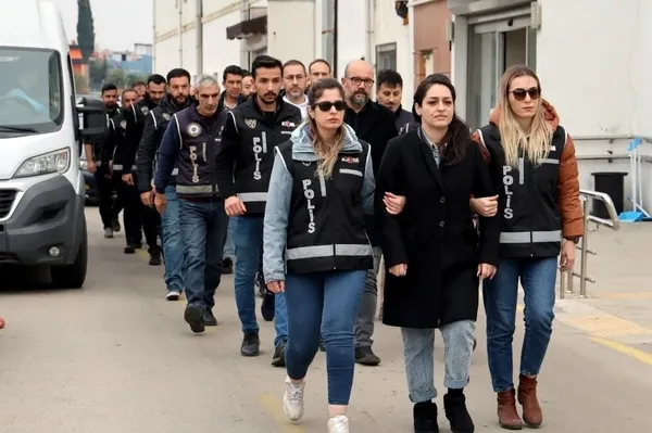 CHP’li Adana Büyükşehir Belediyesi’ndeki rüşvet operasyonunda yeni detay: Altınlar, cep telefonları ve lüks restoranlar