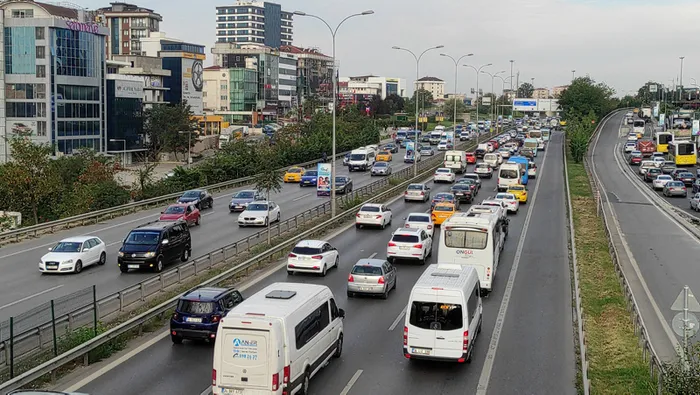 Son dakika: İstanbulluların sabah çilesi sürüyor! Trafik durma noktasına geldi - 4