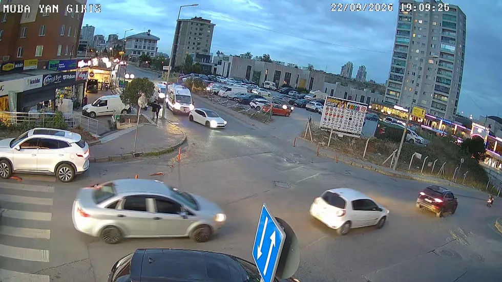 Başakşehir'de ambulansa yol vermeyen magandaya rekor ceza! Araç ve ehliyet gitti - 3