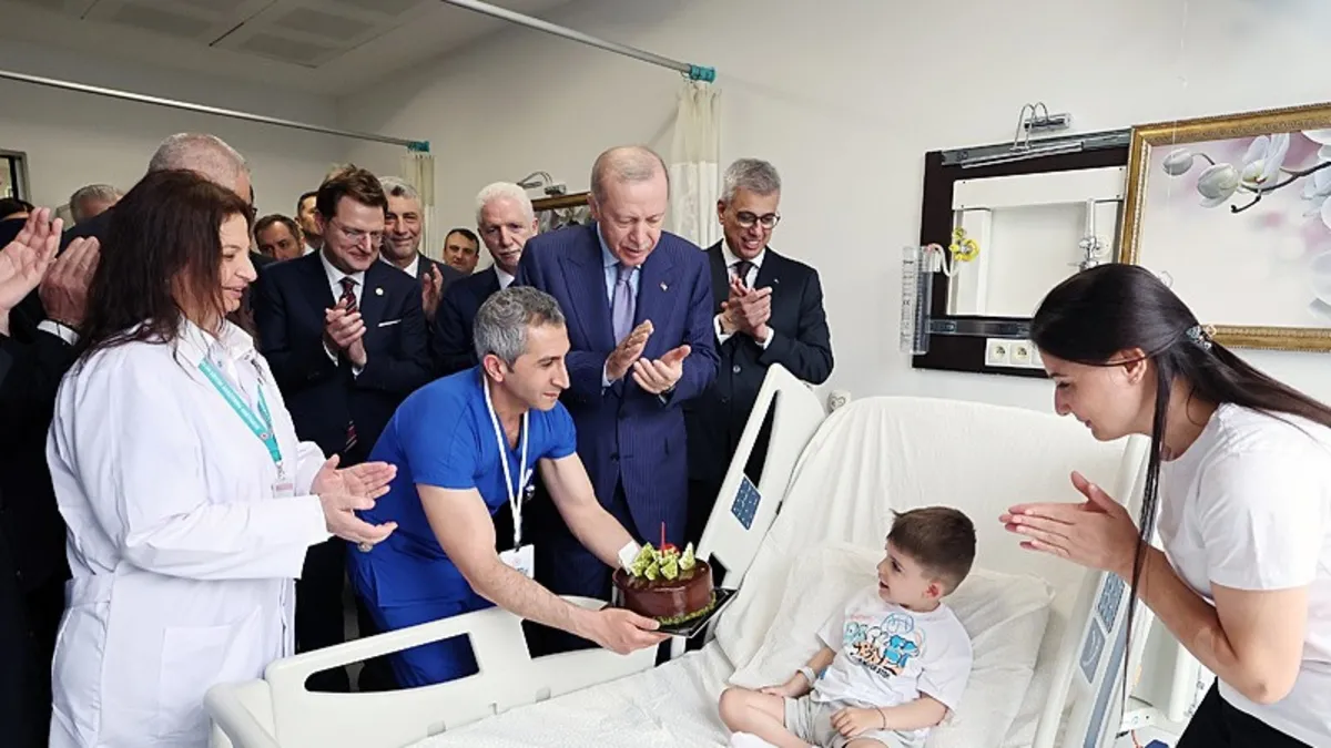 Başkan Erdoğan'dan açılışını yaptığı hastanedeki hastalara moral ziyareti