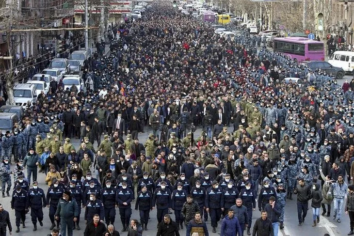 Son dakika: Ermenistan karıştı! Göstericiler hükümet binasını bastı