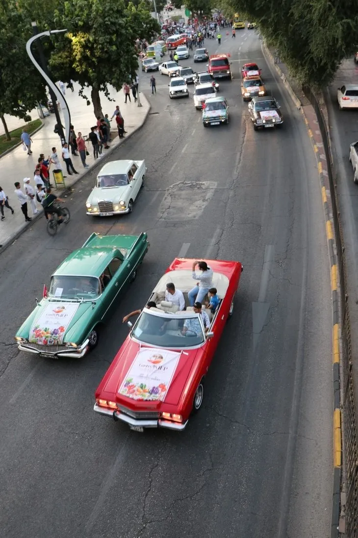 Klasik otomobiller büyük ilgi gördü! ’GastroAntep’ için şehir turu