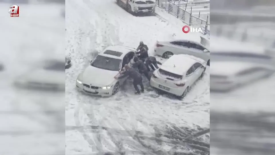 Sultangazi’de araçlar kara gömüldü! Vatandaşları otomobili böyle kurtarmaya çalıştı