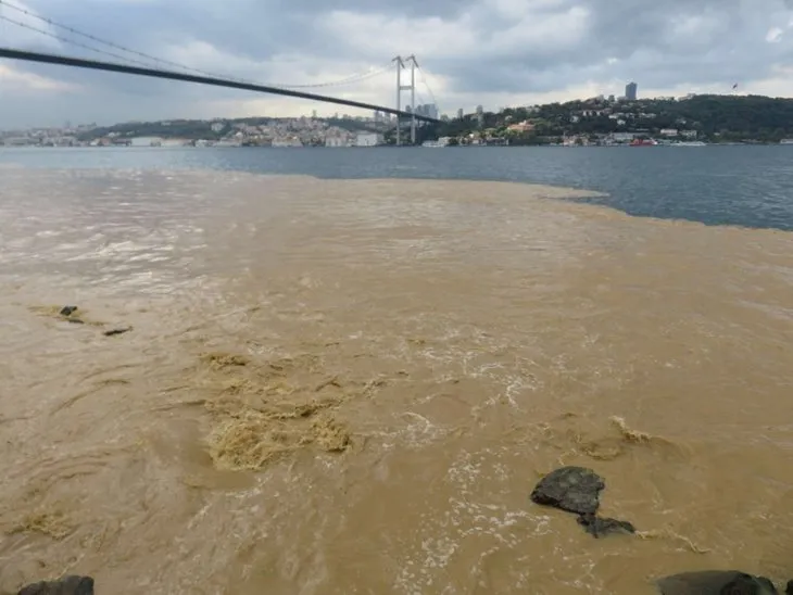 İstanbul’da şiddetli yağmur! Boğaz çamura bulandı, araçlar mahsur kaldı