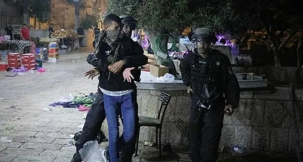 Son dakika: İşgalci İsrail polisi Mescid-i Aksa'da nöbet tutan Müslümanlara saldırdı - 6