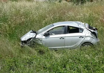 Çanakkale'de sıkıştırılan araç şarampole uçtu: 1 yaralı