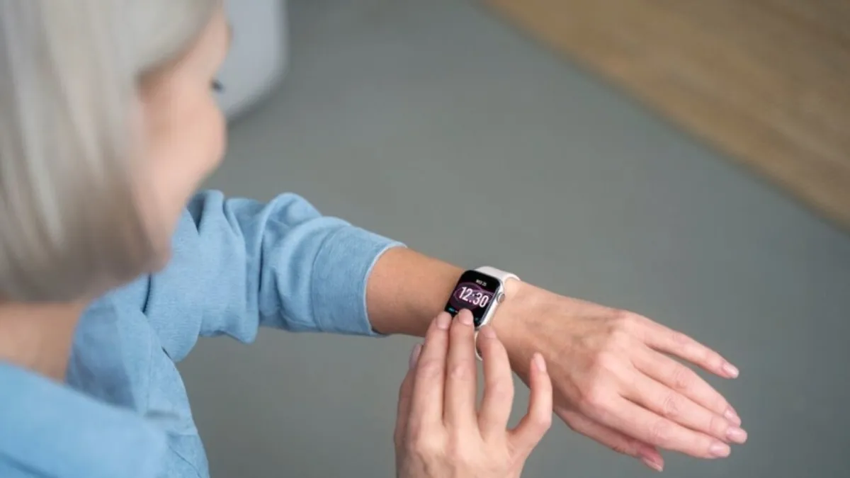 apple-watchta-cogu-kullanicinin-bilmedigi-10-ozellik-ayarlar-nasil-yapilir-1783428705806.jpg Saat üzerinden gönderilen sinyal, kaybolan iPhone'un kısa sürede bulunmasına yardımcı oluyor. (Foto: A Haber)