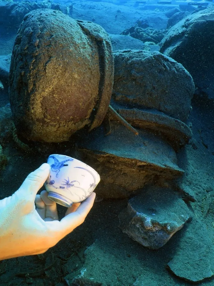 osmanlinin-kayip-gemisi-akdenizde-bulundu-bakin-icinden-neler-cikti-1756024527399.jpeg Batıktan çıkan Çin porselenleri, Türkiye karasularında ilk kez tespit edildi. (ahaber.com.tr)