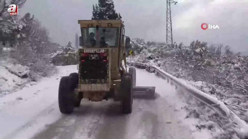 Kar fırtınası Gemlik’i beyaza bürüdü!