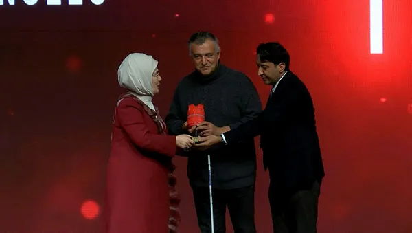 Emine Erdoğan ’Kırmızı Yelek Uluslararası Gönüllülük Ödül Töreni’ne katıldı: Bizim için ahlaki bir prensip meselesi