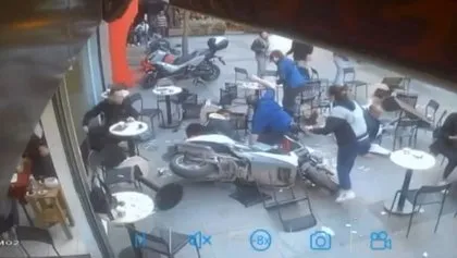 İstanbul Fatih’te akılalmaz kaza! Motosikletle kafeye kaldı ortalık savaş alanına döndü
