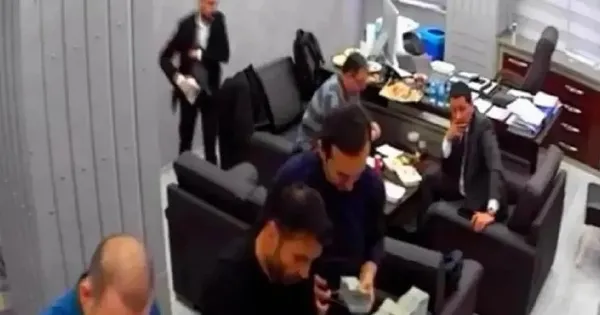 chpdeki-kayit-disi-para-trafiginde-ortalik-yangin-yeri-kaftancioglu-da-imamoglunu-hedef-gosterdi-bir-kisi-daha-1710775834061.jpeg CHP'deki kayıt dışı para trafiğinde ortalık yangın yeri! Kaftancıoğlu da İmamoğlu'nu hedef gösterdi! Savcılıkta skandal ifade: Paraları neden saydığımı hatırlamıyorum - 8