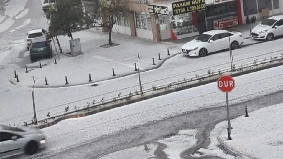 Maganav’ta dolu yağışı! İlçe beyaza boyandı