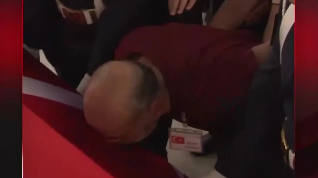 ŞEHİT EVLADINI SON DEFA ÖPTÜ…