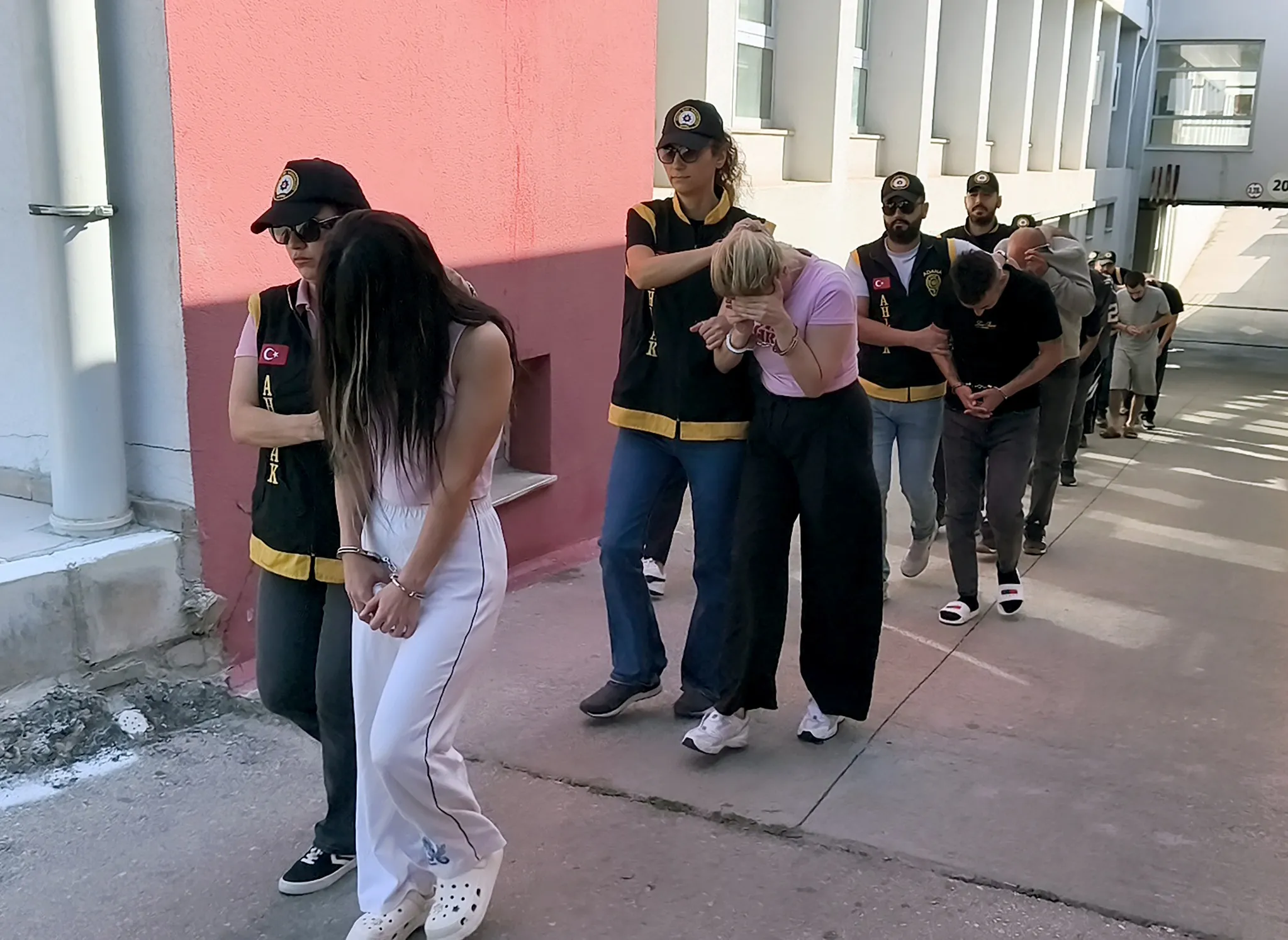 Adana merkezli fuhuş operasyonunda 17 şüpheli tutuklandı; fotoğraflı katalog yöntemi belirlendi