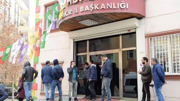 oglu-daga-kacirilan-acili-baba-hdpye-isyan-etti-ben-oglumu-hdp-ve-pkkdan-istiyorum-1671349094740.jpg Oğlu dağa kaçırılan acılı baba HDP'ye isyan etti! Ben oğlumu HDP ve PKK’dan istiyorum - 4