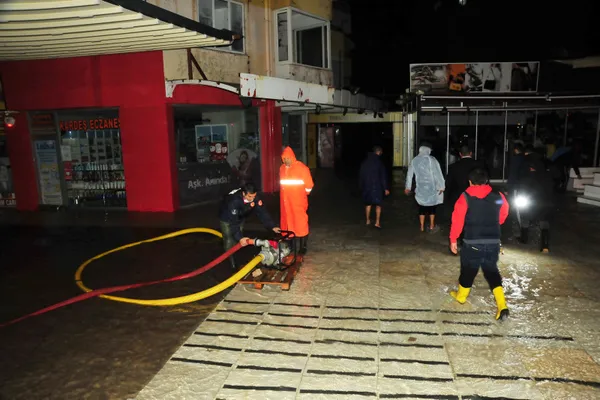 1607915286922.jpg Antalya'da sağanak nedeniyle birçok iş yerini su bastı - 7