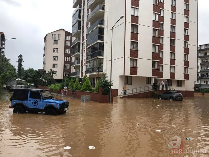 Rize yine sular altında: Dereler taştı yollar kapandı