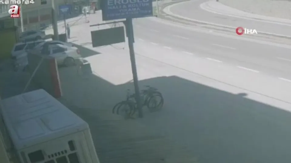 Kontrolden çıkan otomobil iş yerine daldı