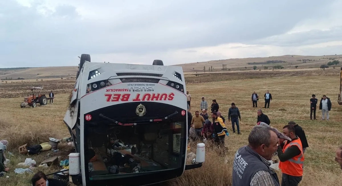 afyonkarahisarda-midibus-sarampole-devrildi-cok-sayida-yarali-var-1791816566224.jpeg Afyonkarahisar'da ortalık savaş alanına döndü! 25 yaralı - 1