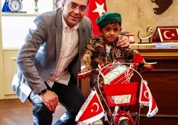 Polis helikopterine Türk bayrağı sallayan küçük Abdullah'a emniyetten anlamlı sürpriz