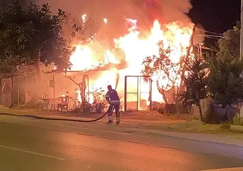 Mersin'de ahşap baraka alevlere teslim oldu