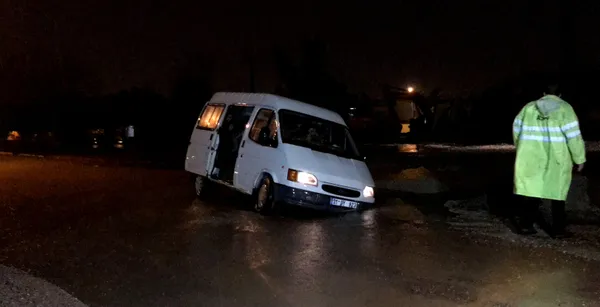 adanada-minibus-su-dolu-cukura-dustu-1641871777425.jpg Adana'da minibüs su dolu çukura düştü! - 3