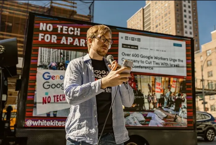 soykirim-ordusuna-destek-googledan-belgeler-bir-bir-ortaya-cikti-katliamlara-boyle-yardim-etmisler-1737528519028.jpg Google, Meta ve Amazon'dan teknoloji çalışanları, şirketlerin İsrail'e yapay zeka araçları tedarik etmesini protesto ediyor. Nisan ayında Manhattan'daki Google ofisinin dışında protesto gösterisi düzenlediler. (AP)