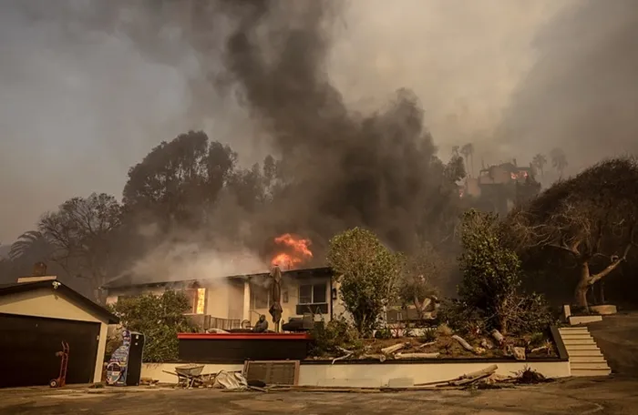 los-angeles-yanginlari-amerikaya-pahaliya-patlayacak-dudak-ucuklatan-maliyet-alevler-icindeki-evler-4-milyon-d-1736690755930.jpg Foto: EPA
