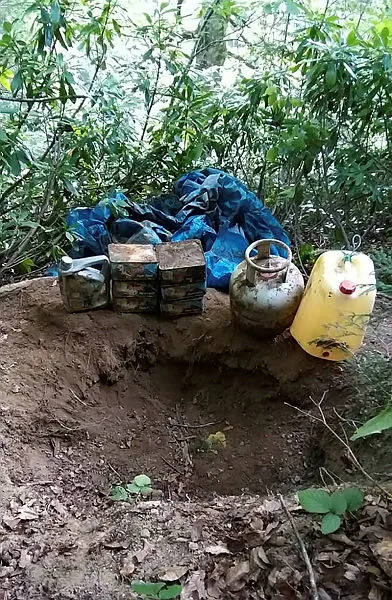 Son dakika: Gümüşhane kırsalında PKK'lı teröristlerin kullandığı depo bulundu - 2