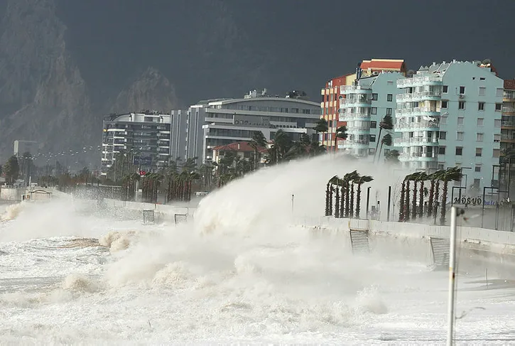 11 Aralık Antalya’da yarın okullar tatil mi? Antalya okul tatili var mı? Kırmızı uyarı sonrası okul tatili…