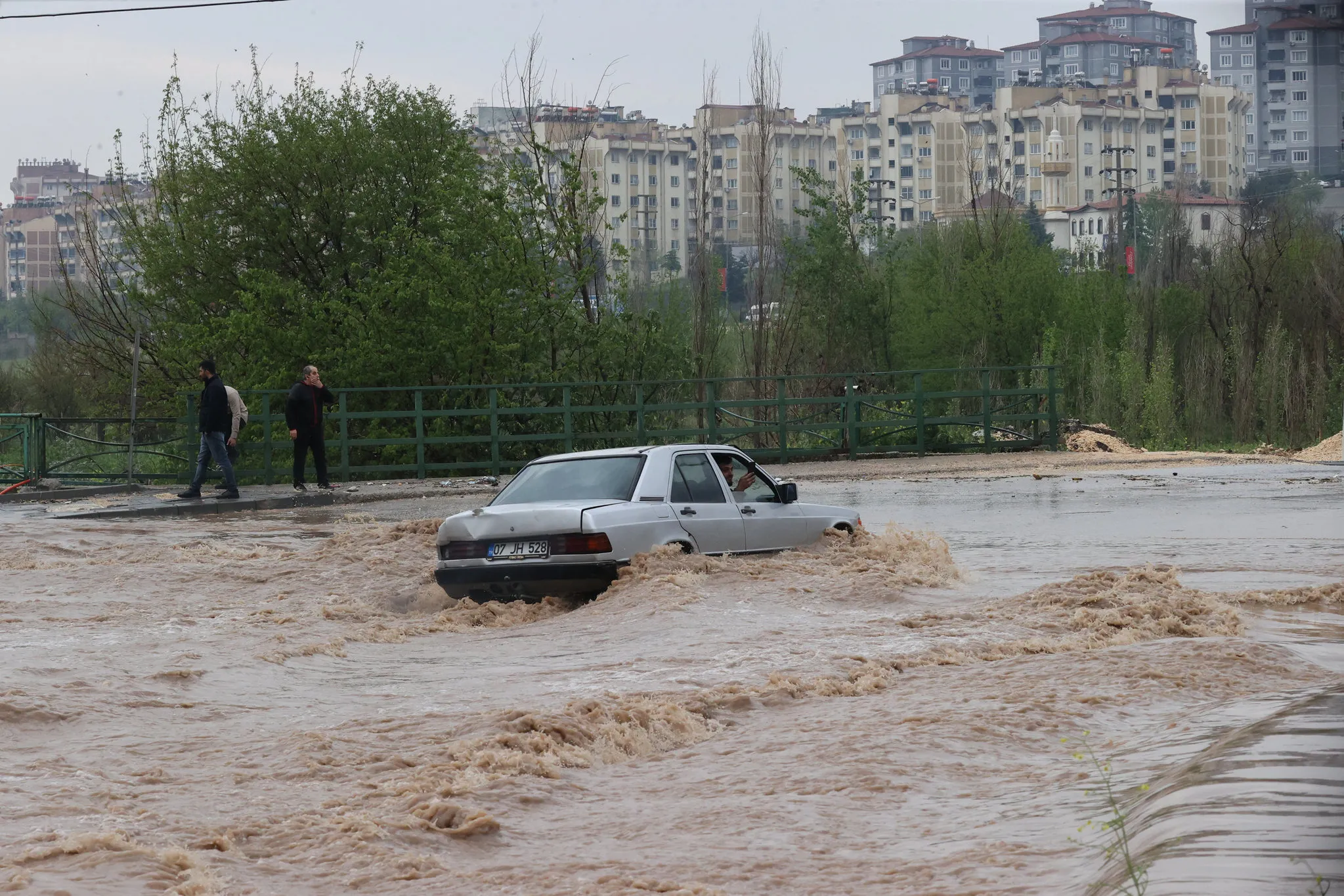 Gaziantep'i kuvvetli yağış vurdu! Valilik uyardı: Dere yataklarından uzak durun