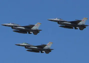 Türk F-16'ları Suriye hava sahasında