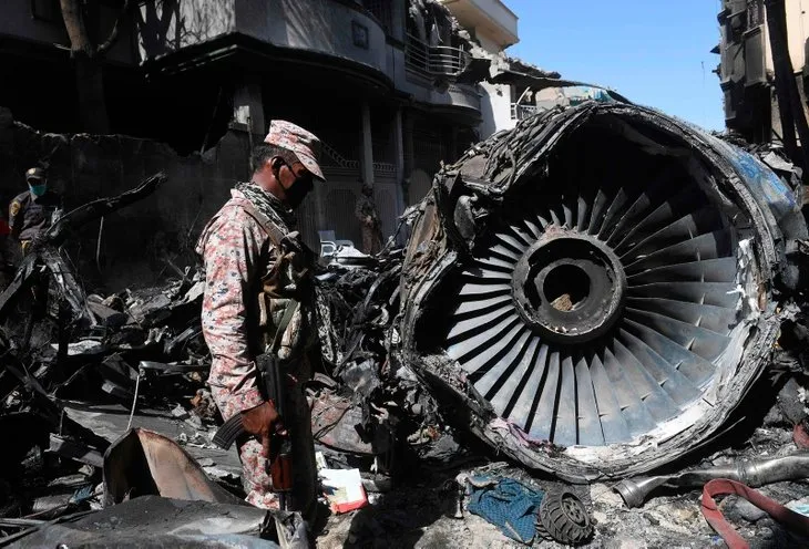 Pakistan’da düşen uçağın pilotu yapılan 3 ikazı da dikkate almamış