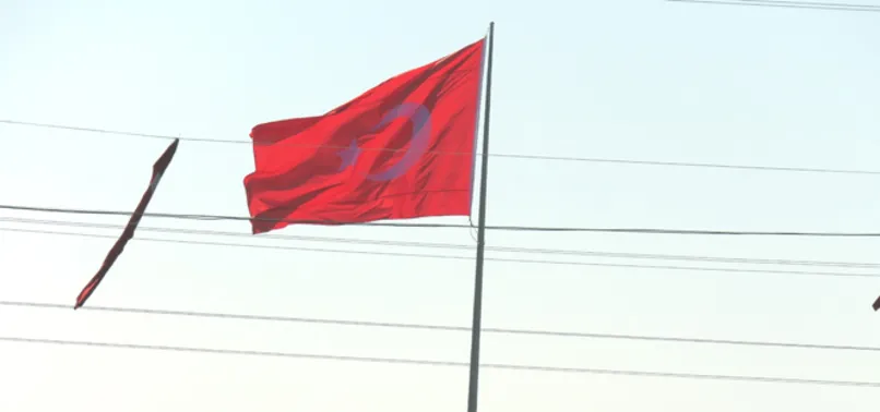 Suriye sınırına dev Türk bayrağı dikildi