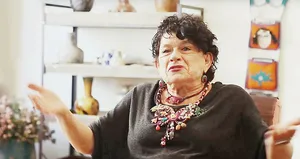 Cumhuriyet yazarına başörtüsüne hakaretten hapis cezası