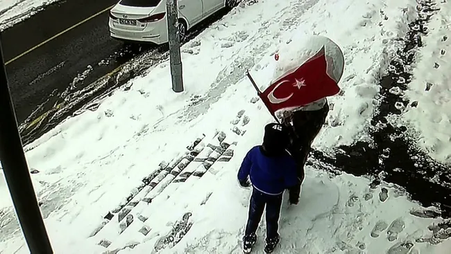 İstanbul’da 10 yaşındaki Muhammed Türk bayrağının rüzgarda dolandığını görüp düzeltti - 4