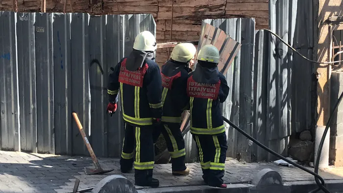Son dakika: Beyoğlu'nda 2 katlı binada yangın - 4