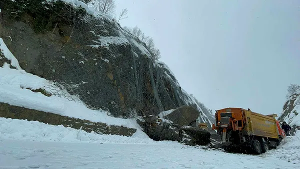 son-dakika-artvinde-heyelan-karadeniz-sahil-yolu-cift-tarafli-trafige-kapatildi-1643298447339.jpg Son dakika: Artvin'deki heyelan kamerada! Karadeniz Sahil Yolu çift taraflı trafiğe kapatıldı - 4