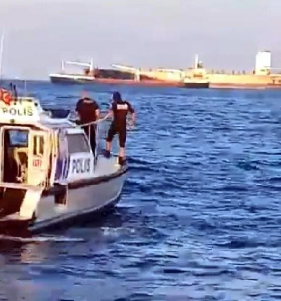 istanbulda-akilalmaz-olay-polisten-kacmak-icin-denize-atladi-1660462811986.jpg