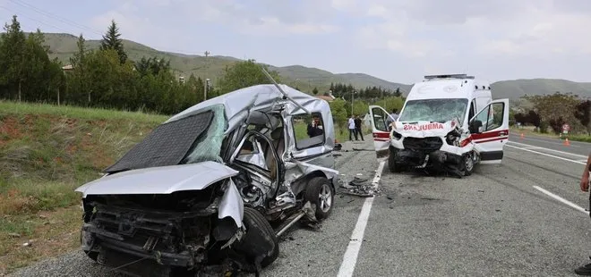 Elazığ’da ambulans ile hafif ticari araç çarpıştı: 6 yaralı