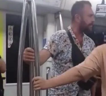 1692211903385.jpg Marmaray'da ahlak dışı görüntüler! Yolcudan o çifte sert tepki! O anlar kamerada... - 2