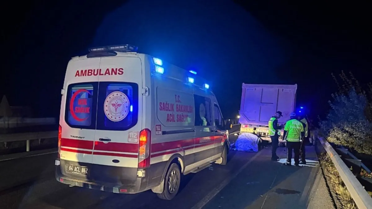 Uşak'ta korkunç kaza! Motosikletli lastiği patlayan kamyona çarptı: Hayatını kaybetti