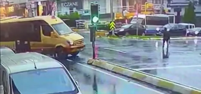 İstanbul'da yürekleri yakan kaza! Minibüs altında kalan kadının kulağı koptu