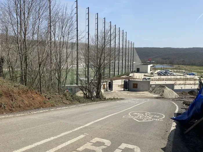 Hastane yoluna asfalt dökmeyen İmamoğlu Koç ailesinin golf sahası için özel yol yaptı - 2