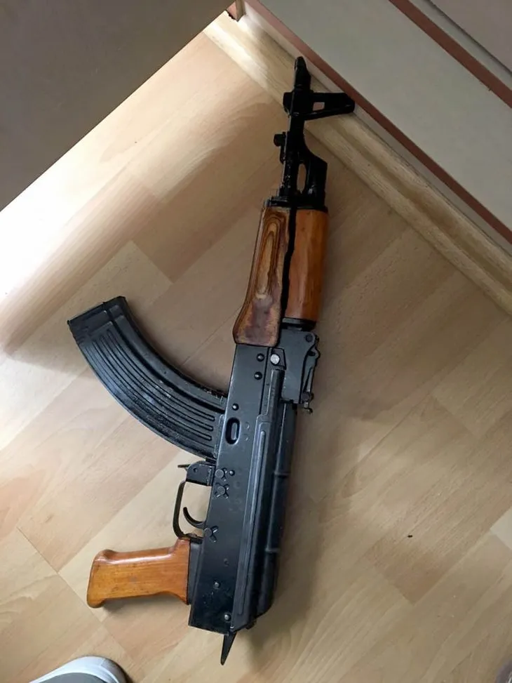 İzmir’de bir PKK’lı patlayıcı ve kalaşnikof tüfeklerle yakalandı