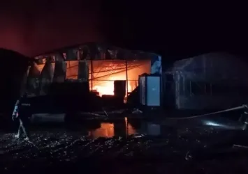 Sera ve yanındaki depo yandı