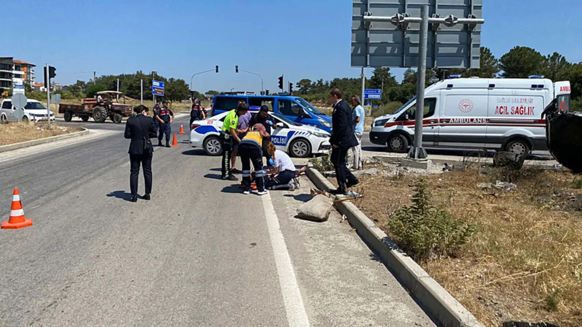 Çanakkale'de motosikletle otomobil çarpıştı: 1'i ağır 2 yaralı